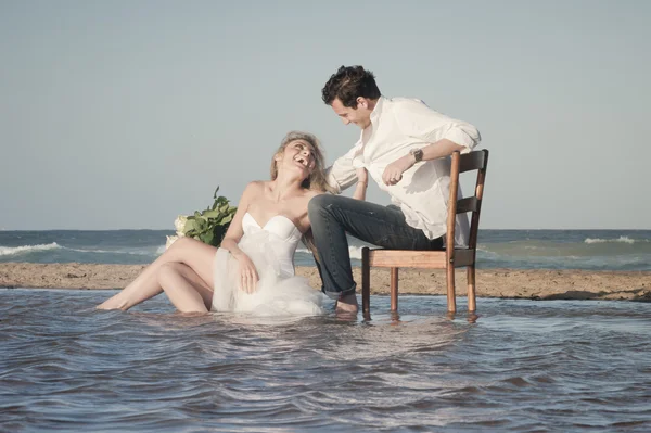 Couple sitting on the beach — Stock Photo, Image