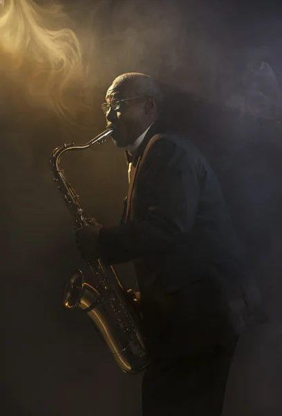 Saxophonist playing on instrument — Stock Photo, Image