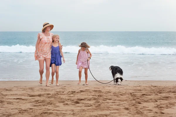 Filles sur la plage avec maman et chien — Photo