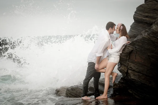 Paar verliefd op strand — Stockfoto