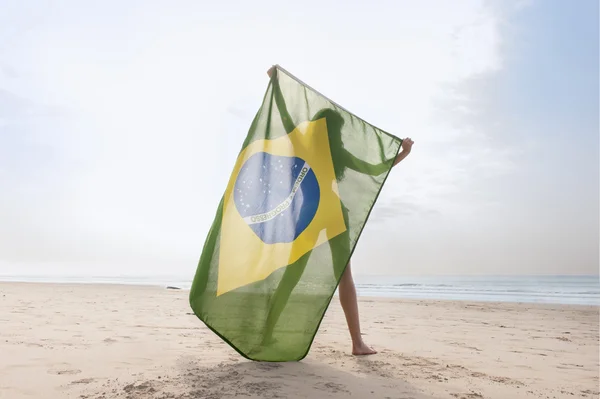 Mujer joven con bandera de Brasil — Foto de Stock