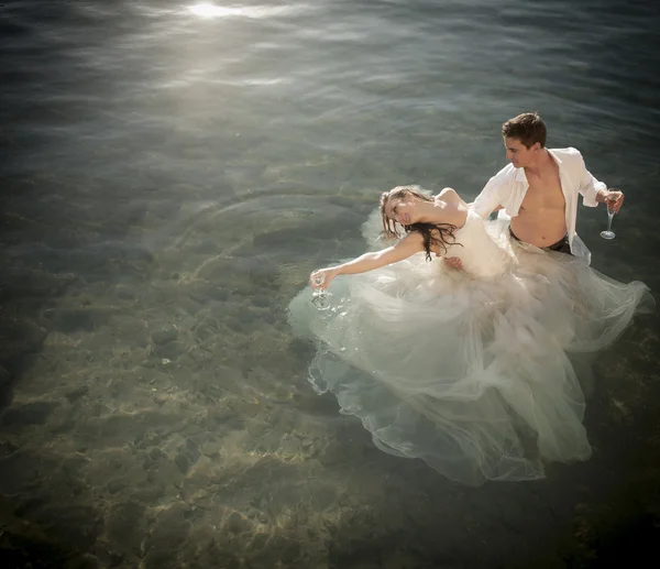 Pareja parada en el agua —  Fotos de Stock