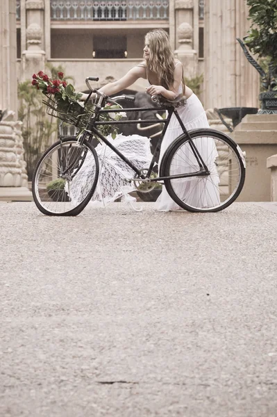 Noiva à moda antiga com bicicleta retro — Fotografia de Stock