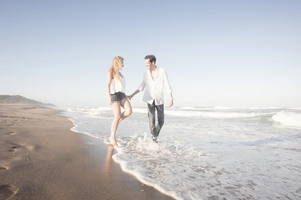 Casal andando na praia — Fotografia de Stock