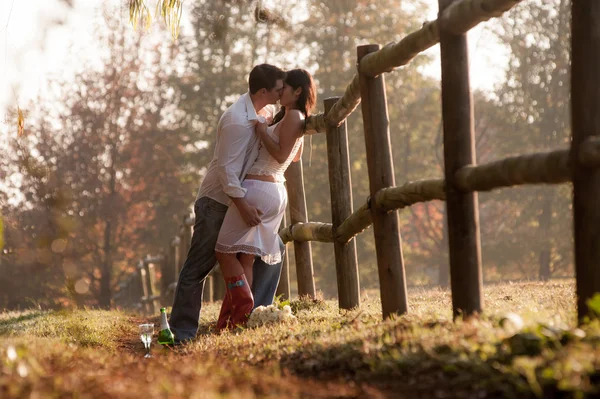 Pareja apoyada contra valla — Foto de Stock