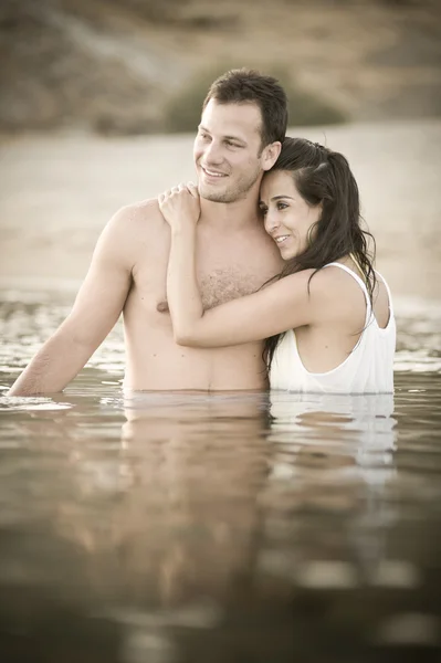 Couple debout dans la rivière — Photo