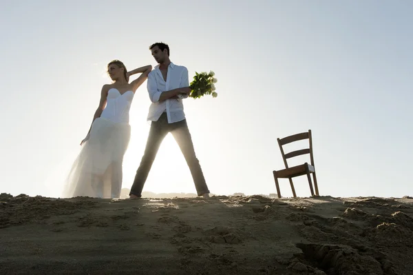 Pareja sentada en la playa —  Fotos de Stock