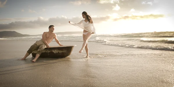 Pareja en la playa con baño viejo —  Fotos de Stock