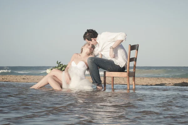 Paar sitzt am Strand — Stockfoto