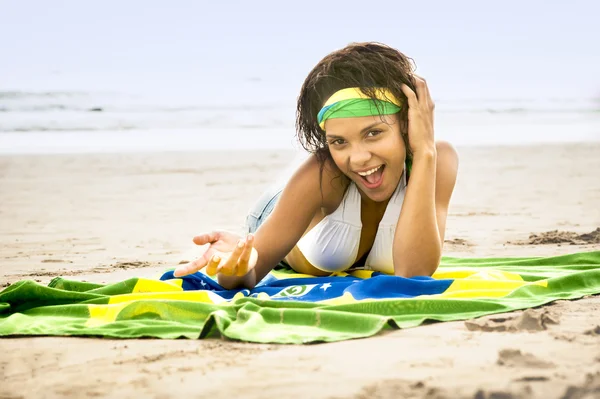 Mujer joven con bandera de Brasil — Foto de Stock