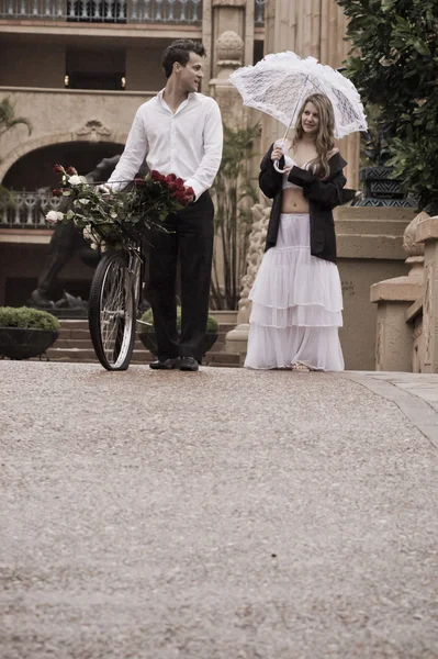 Noivo e noiva andando na rua — Fotografia de Stock