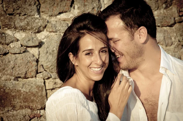 Pareja de pie en la pared rocosa — Foto de Stock