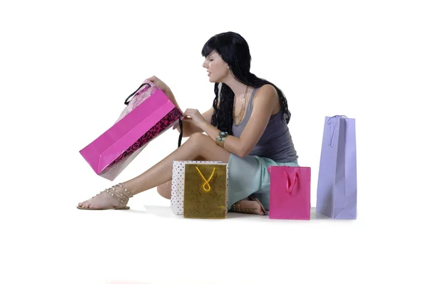 Shopaholic omgiven av väskor — Stockfoto