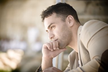 iyi görünümlü ciddi adam