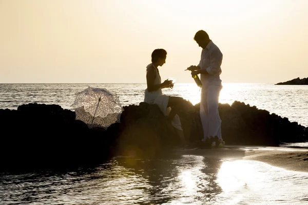 Pareja disfrutando del vino — Foto de Stock