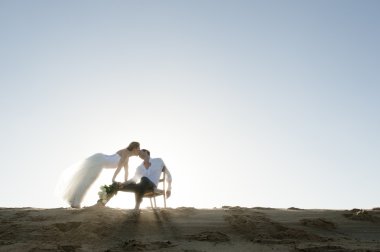 Sahilde oturan Çift 