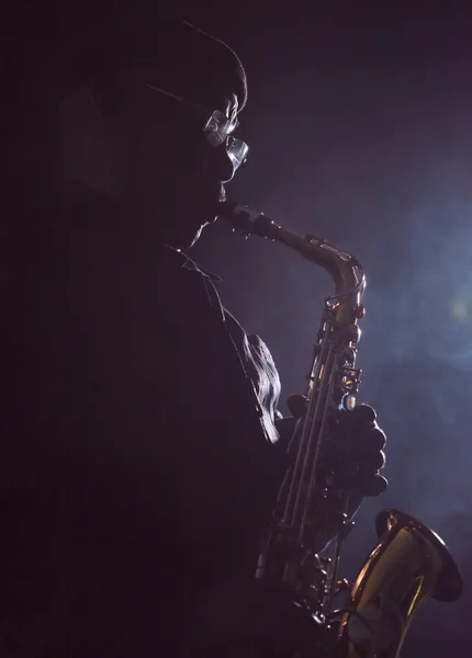 Музикант грав саксофон — стокове фото