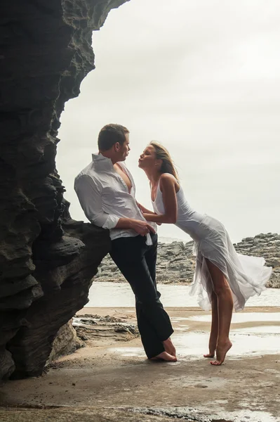 Hermosa pareja en cueva —  Fotos de Stock