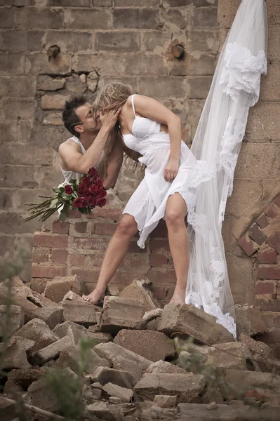 Ζευγάρι στέκεται πάνω σε ερείπια — Φωτογραφία Αρχείου
