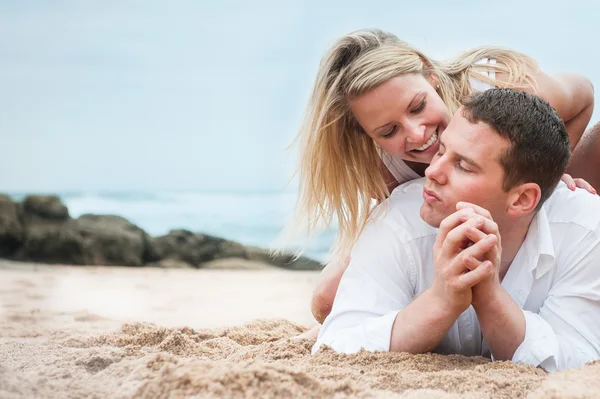 Pareja enamorada en la playa — Foto de Stock