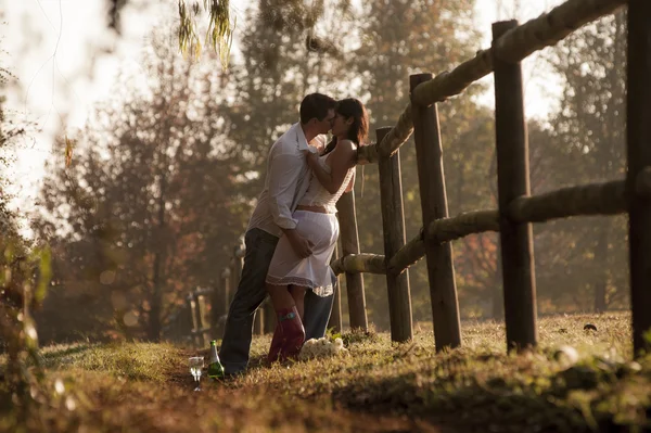 Pareja apoyada contra valla — Foto de Stock