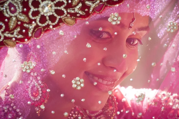 Mladá krásná nevěsta Hindština dívat se skrz její tradiční závoj — Stock fotografie