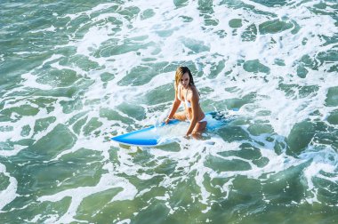 Genç çekici sörfçü kız sahilde surfboard ile