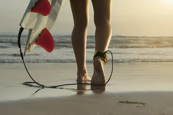 Ung, attraktiv surfejente på strand med surfebrett – stockfoto