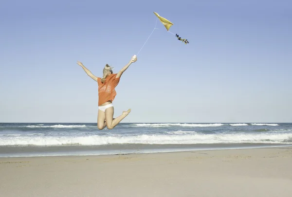 Jonge gelukkig blonde plezier op het strand in Amerikaanse Bikini — Stockfoto