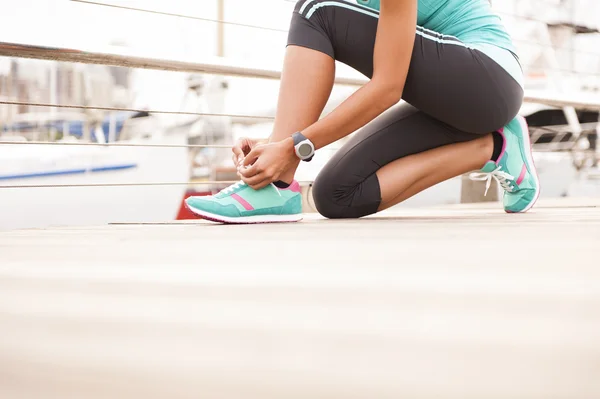 Holka mladá atraktivní běžec těší ranní cvičením — Stock fotografie