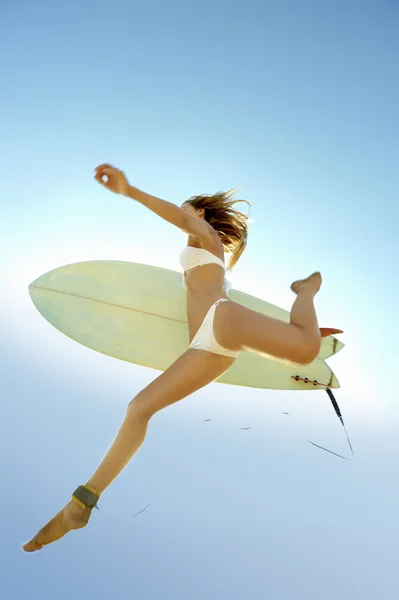 Junges attraktives Surfermädchen am Strand mit Surfbrett — Stockfoto