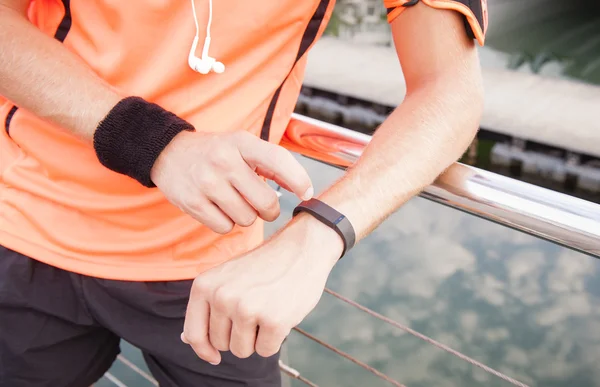 Joven chico guapo para una carrera matutina con equipo de ejercicio — Foto de Stock