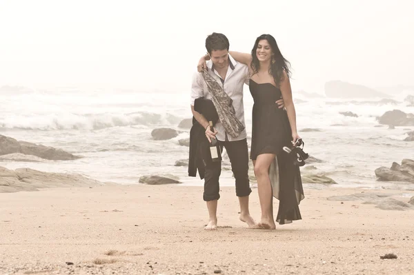 Молодая привлекательная пара пляж романтический счастливый смех — стоковое фото