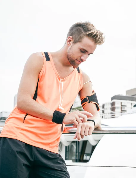 Jovem bonito cara fora para uma corrida de manhã com equipamento de exercício — Fotografia de Stock