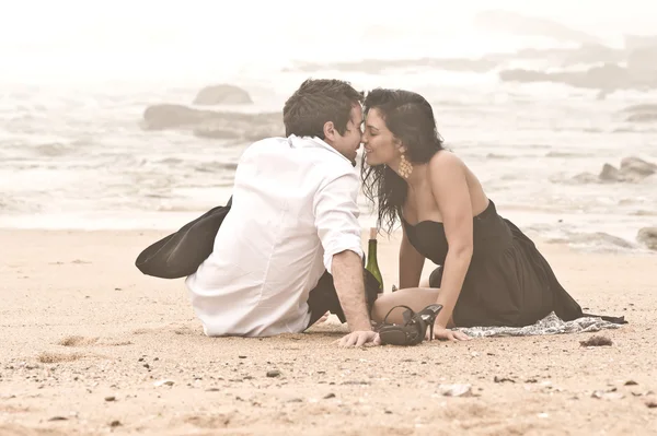 Jonge aantrekkelijke paar strand romantische gelukkig lachen — Stockfoto