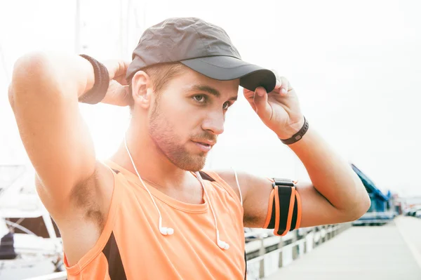 Jovem bonito cara fora para uma corrida de manhã com equipamento de exercício — Fotografia de Stock