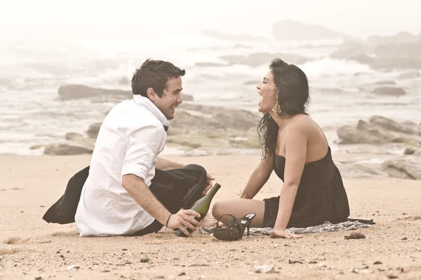 Genç çekici çift romantik mutlu gülüyor plaj — Stok fotoğraf