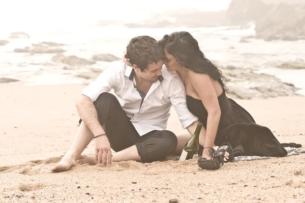Jovem atraente casal praia romântico feliz rindo — Fotografia de Stock