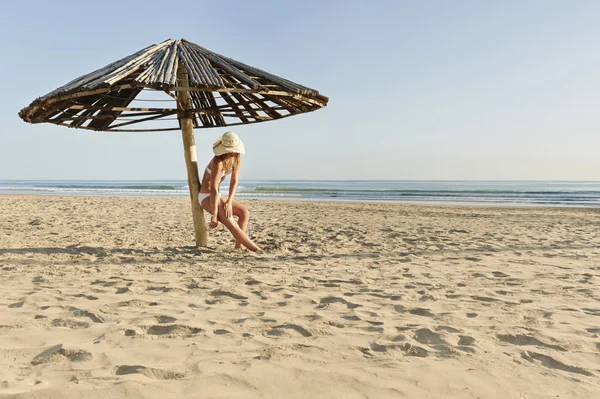 Junge Frau am Strand — Stockfoto