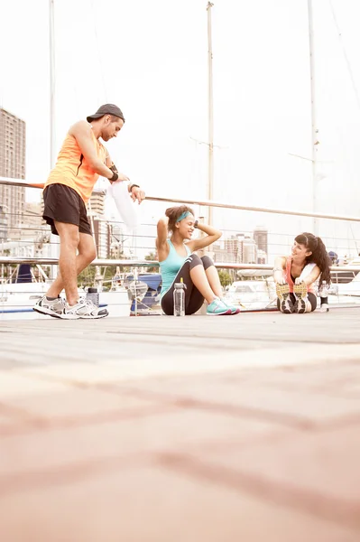 Group young runners resting chatting — Stock Photo, Image