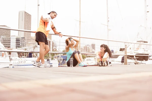 Grupo de jóvenes corredores descansando charlando — Foto de Stock