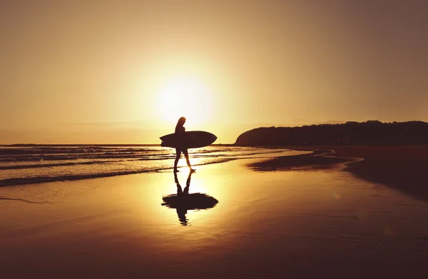 Молодая привлекательная девушка-серфер на пляже с доской для серфинга — стоковое фото