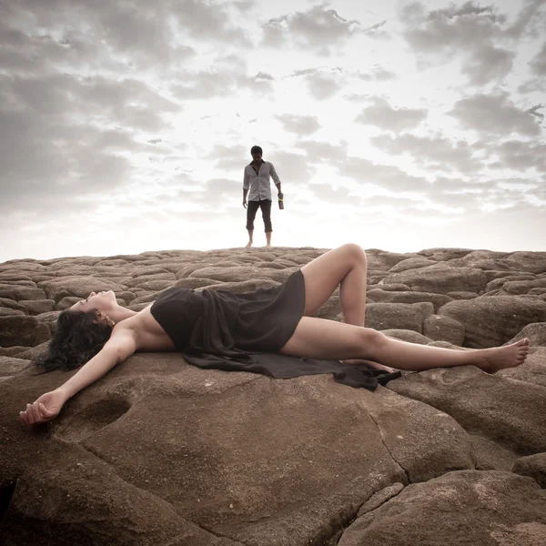 Hermosa pareja coqueteando y divirtiéndose juntos en rocas de playa — Foto de Stock