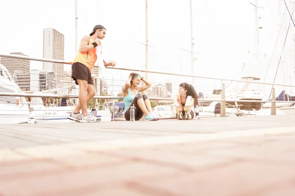 Skupina mladých atraktivní smíšené rasy běžci těší ranní cvičení — Stock fotografie