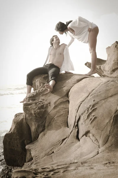 Joven hermosa pareja atractiva disfrutando del tiempo juntos coqueteando en la playa —  Fotos de Stock