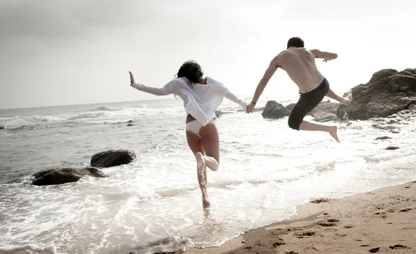 Jeune beau couple attrayant profiter du temps ensemble flirter à la plage — Photo