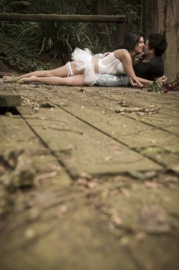 Genç güzel bir romantik birlikte ormanda vaktinizi Çift