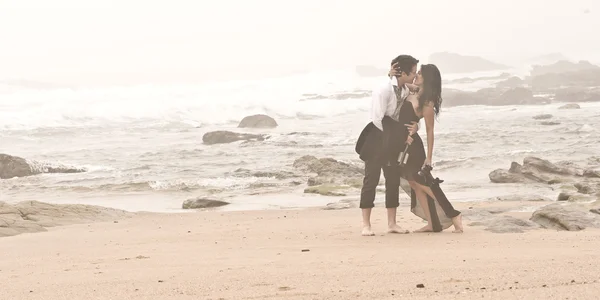 Young beautiful couple flirting and laughing together at the beach — Stock Photo, Image