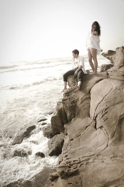 Joven enamorada pareja coqueteando en la playa —  Fotos de Stock