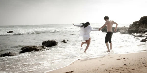 Unga i kärlek par flirta på stranden — Stockfoto